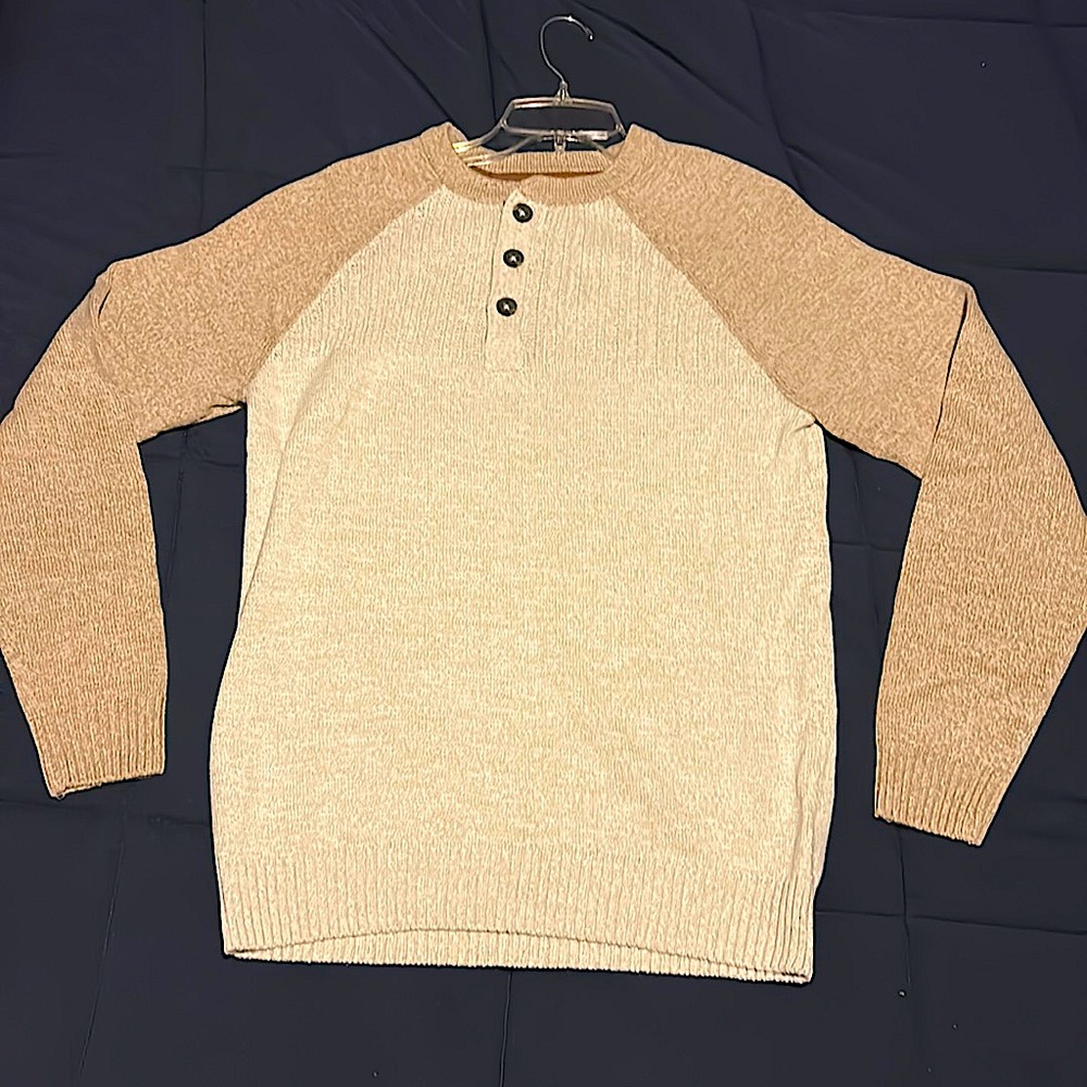 !BRAND NEW WITH TAGS!  Commerce Henley Sweater